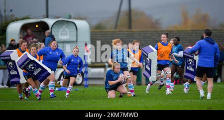 Gloucester, Großbritannien. 26.. November 2022. Gloucester, England, November 26. 2022: Bristol Bears Spieler wärmen sich vor dem Allianz Premier 15s Rugby-Spiel zwischen Gloucester-Hartpury und Bristol Bears in der ALPAS Arena in Gloucester, England, auf. (James Whitehead/SPP) Kredit: SPP Sport Press Photo. Alamy Live News Stockfoto