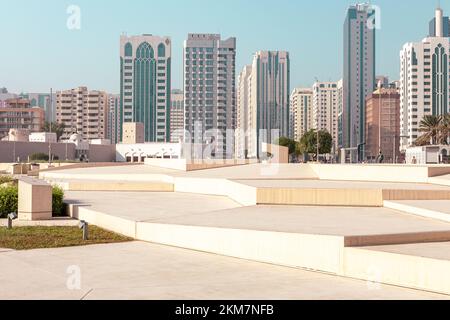 ABU DHABI, VAE - 13. NOVEMBER 2022: Straßen und Wolkenkratzer. Hohe moderne Glasgebäude in Abu Dhabi. Vereinigte Arabische Emirate. Stockfoto