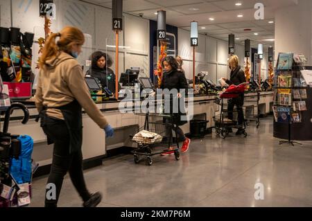 Einkaufen in einem Whole Foods Supermarkt in New York am Dienstag, den 22. November 2022. Die USA Die Federal Reserve Bank berichtete, dass es ohne Rezession schwierig sein wird, die Inflation zu senken. (© Richard B. Levine) Stockfoto