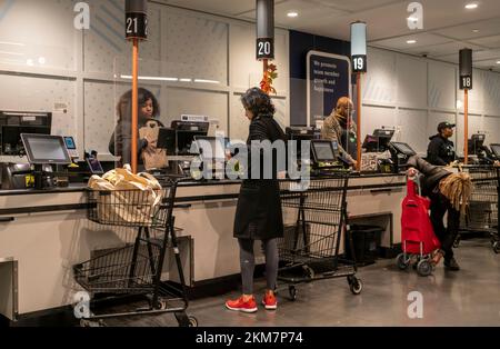 Einkaufen in einem Whole Foods Supermarkt in New York am Dienstag, den 22. November 2022. Die USA Die Federal Reserve Bank berichtete, dass es ohne Rezession schwierig sein wird, die Inflation zu senken. (© Richard B. Levine) Stockfoto