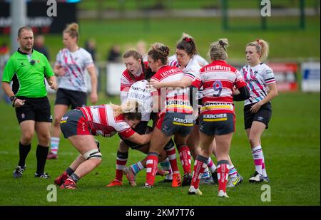 Gloucester, Großbritannien. 26.. November 2022. Gloucester, England, November 26. 2022: Reneeqa Bonner (11 Bristol Bears) wird während des Rugby-Spiels Allianz Premier 15s zwischen Gloucester-Hartpury und Bristol Bears in der ALPAS Arena in Gloucester, England, angegriffen. (James Whitehead/SPP) Kredit: SPP Sport Press Photo. Alamy Live News Stockfoto