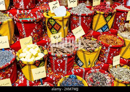 Exotische Gewürze im alten Souk von Mutrah, Oman. Traditioneller Basar mit Zutaten der omanischen Küche. Stockfoto