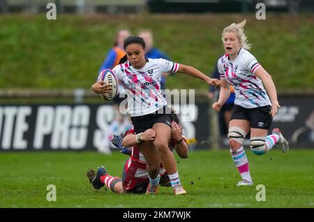 Gloucester, Großbritannien. 26.. November 2022. Gloucester, England, November 26. 2022: Reneeqa Bonner (11 Bristol Bears) wird während des Rugby-Spiels Allianz Premier 15s zwischen Gloucester-Hartpury und Bristol Bears in der ALPAS Arena in Gloucester, England, angegriffen. (James Whitehead/SPP) Kredit: SPP Sport Press Photo. Alamy Live News Stockfoto