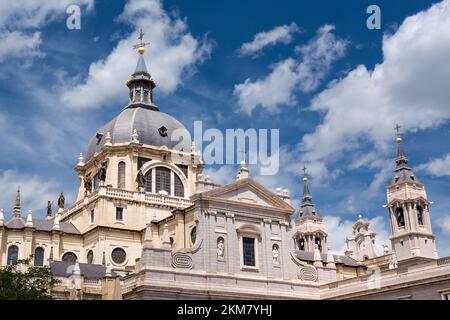 Glockenturm und Kuppel der Kathedrale Santa Maria la Real de la Almudena in Madrid Stockfoto