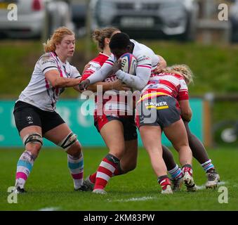 Gloucester, Großbritannien. 26.. November 2022. Gloucester, England, November 26. 2022: Simi Pam (1 Bristol Bears) wird während des Rugbyspiels Allianz Premier 15s zwischen Gloucester-Hartpury und Bristol Bears in der ALPAS Arena in Gloucester, England, angegriffen. (James Whitehead/SPP) Kredit: SPP Sport Press Photo. Alamy Live News Stockfoto