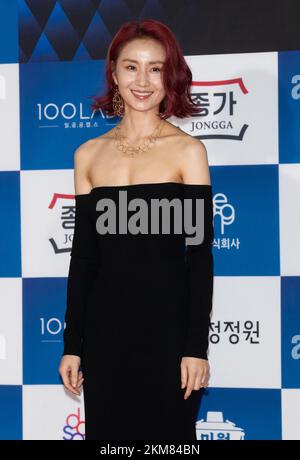 Seoul, Südkorea. 25.. November 2022. Die südkoreanische Schauspielerin Kim so-jin trifft am 25. November 2022 in der KBS Hall in Seoul, Südkorea, den roten Teppich für die „43. Blue Dragon Film Awards“ ein. (Foto: Lee Young-ho/Sipa USA) Guthaben: SIPA USA/Alamy Live News Stockfoto