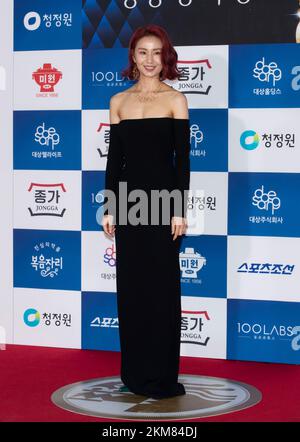 Seoul, Südkorea. 25.. November 2022. Die südkoreanische Schauspielerin Kim so-jin trifft am 25. November 2022 in der KBS Hall in Seoul, Südkorea, den roten Teppich für die „43. Blue Dragon Film Awards“ ein. (Foto: Lee Young-ho/Sipa USA) Guthaben: SIPA USA/Alamy Live News Stockfoto