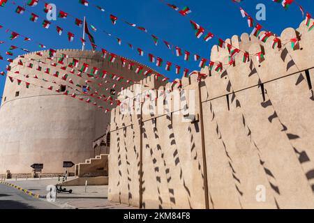 Stadtmauern von Nizwa. Traditionelle mittelalterliche Architektur in Nizwa, Oman. Stockfoto