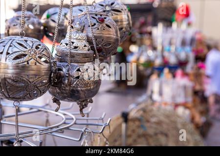 Souvenirs in den Marktläden der Altstadt von Nizwa ausgestellt. Oman. Arabische Halbinsel. Stockfoto