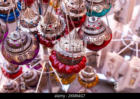 Souvenirs in den Marktläden der Altstadt von Nizwa ausgestellt. Oman. Arabische Halbinsel. Stockfoto