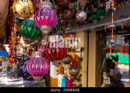 Souvenirs in den Marktläden der Altstadt von Nizwa ausgestellt. Oman. Arabische Halbinsel. Stockfoto