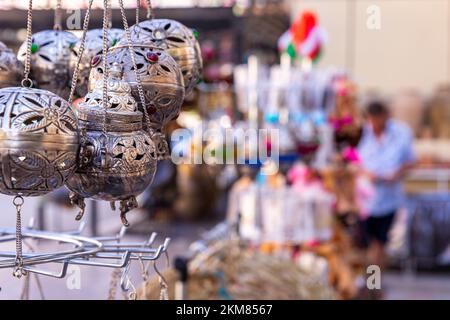 Souvenirs in den Marktläden der Altstadt von Nizwa ausgestellt. Oman. Arabische Halbinsel. Stockfoto