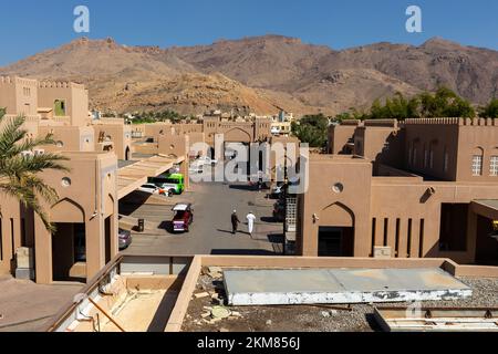 Stadtmauern von Nizwa. Traditionelle mittelalterliche Architektur in Nizwa, Oman. Stockfoto