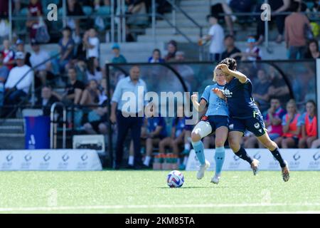 Sydney, Australien. 26.. November 2022. Tiffany Eliadis von Melbourne Victory konkurriert mit Charlotte McLean vom Sydney FC während des Spiels zwischen dem Sydney FC und Melbourne Victory bei Cromer Park Credit: IOIO IMAGES/Alamy Live News um den Ball Stockfoto