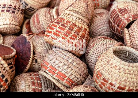 Traditionelle Korbkörbe, ausgestellt in Marktläden der Altstadt von Nizwa. Oman. Arabische Halbinsel. Stockfoto