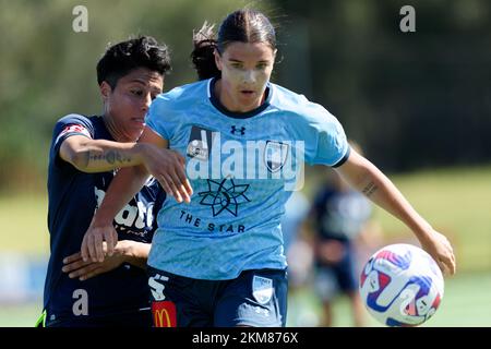 Sydney, Australien. 26.. November 2022. Tiffany Eliadis von Melbourne Victory konkurriert mit Kirsty Fenton vom Sydney FC während des Spiels zwischen dem Sydney FC und Melbourne Victory im Cromer Park Credit: IOIO IMAGES/Alamy Live News um den Ball Stockfoto