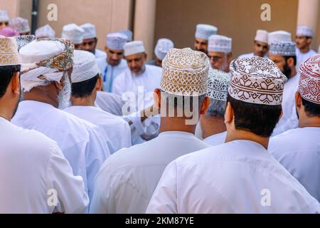 NIZWA, OMAN - 18. NOVEMBER 2022: Nizwa-Ziegenmarkt. Traditionelle natürliche Honigauktion in Nizwa, Oman. Stockfoto