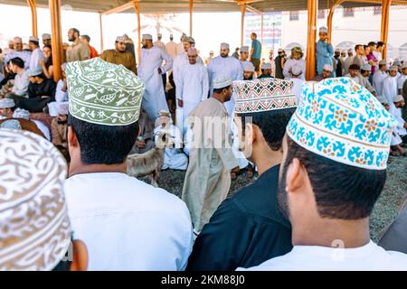 NIZWA, OMAN - 18. NOVEMBER 2022: Nizwa-Ziegenmarkt. Traditioneller Tierbasar in Nizwa, Oman. Stockfoto