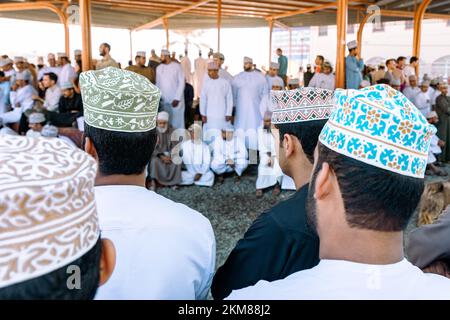 NIZWA, OMAN - 18. NOVEMBER 2022: Nizwa-Ziegenmarkt. Traditioneller Tierbasar in Nizwa, Oman. Stockfoto