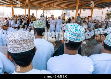 NIZWA, OMAN - 18. NOVEMBER 2022: Nizwa-Ziegenmarkt. Traditioneller Tierbasar in Nizwa, Oman. Stockfoto