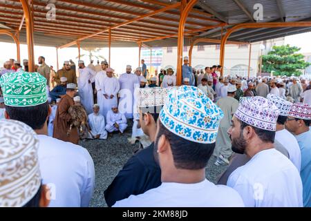 NIZWA, OMAN - 18. NOVEMBER 2022: Nizwa-Ziegenmarkt. Traditioneller Tierbasar in Nizwa, Oman. Stockfoto