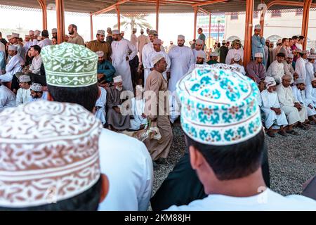 NIZWA, OMAN - 18. NOVEMBER 2022: Nizwa-Ziegenmarkt. Traditioneller Tierbasar in Nizwa, Oman. Stockfoto