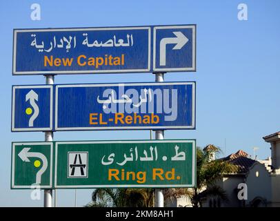 Kairo, Ägypten, November 26 2022: Ein seitliches Straßenschild in arabischer und englischer Sprache für die Richtung der neuen ägyptischen Verwaltungshauptstadt in Cairo Suez Stockfoto