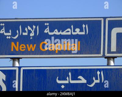 Kairo, Ägypten, November 26 2022: Ein seitliches Straßenschild in arabischer und englischer Sprache für die Richtung der neuen ägyptischen Verwaltungshauptstadt in Cairo Suez Stockfoto