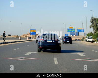 Kairo, Ägypten, November 26 2022: Ägyptische Autobahn in der Nähe des Flughafens von Kairo mit einem auf dem Asphalt aufgedruckten Schild für ein Straßenflugzeug, das auf einen niedrigen Flugzeugkraba hinweist Stockfoto