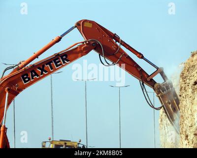 Kairo, Ägypten, November 26 2022: Abbruch-Hydraulikbagger für Raupenbagger Entfernen von prats von einem Hügel oder einem Berg am Straßenrand zur Entwicklung und Erweiterung Stockfoto