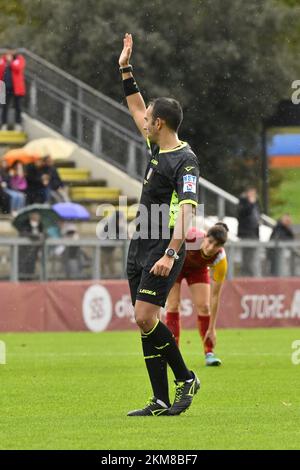 Rom, Italien. 26.. November 2022. Schiedsrichter Massimiliano Bonomo am 10.. Tag der Serie A Meisterschaft zwischen A.S. Roma Women und Pomigliano Calcio Femminile im stadio Tre Fontane am 26.. November 2022 in Rom, Italien. Kredit: Unabhängige Fotoagentur/Alamy Live News Stockfoto
