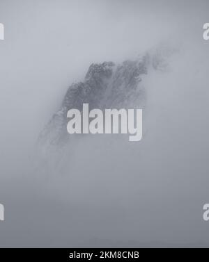 Die Klippen des Lemaire-Kanals in der Antarktis sind meist von Nebel oder Nebel bedeckt. Stockfoto