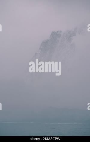 Die Klippen des Lemaire-Kanals in der Antarktis sind meist von Nebel oder Nebel bedeckt. Stockfoto