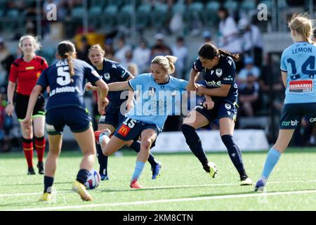 Sydney, Australien. 26.. November 2022. Claudia Bunge von Melbourne Victory tritt mit Mackenzie Hawkesby vom Sydney FC während des Spiels zwischen dem Sydney FC und dem Melbourne Victory bei Cromer Park Credit: IOIO IMAGES/Alamy Live News um den Ball an Stockfoto