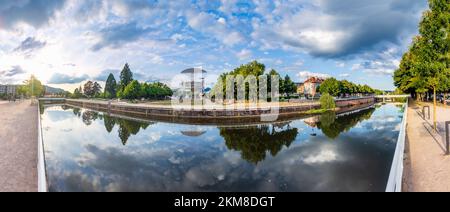 Saint-Dié-des-Vosges (Sankt Diedolt): Freedom Tower (Tour de la Liberté), Fluss Meurthe in Lothringen, Vogesen, Frankreich Stockfoto
