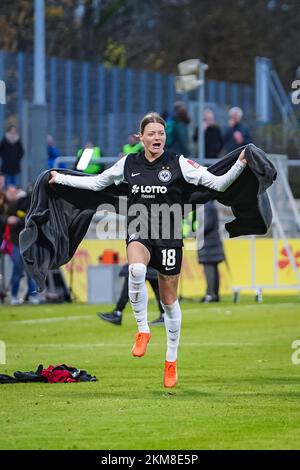Frankfurt, Deutschland. 26.. November 2022. Frankfurt, Deutschland, November 26. 2022: Verena Hanshaw (18 Frankfurt) nach dem FLYERALARM Frauen-Bundesliga-Spiel zwischen Eintracht Frankfurt und Bayer 04 Leverkusen im Stadion Brentanobad in Frankfurt am Main. (Norina Toenges/SPP) Kredit: SPP Sport Press Photo. Alamy Live News Stockfoto