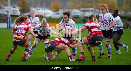 Gloucester, Großbritannien. 26.. November 2022. Gloucester, England, November 26. 2022: Phoebe Murray (13 Bristol Bears) wird während des Rugby-Spiels Allianz Premier 15s zwischen Gloucester-Hartpury und Bristol Bears in der ALPAS Arena in Gloucester, England, angegriffen. (James Whitehead/SPP) Kredit: SPP Sport Press Photo. Alamy Live News Stockfoto