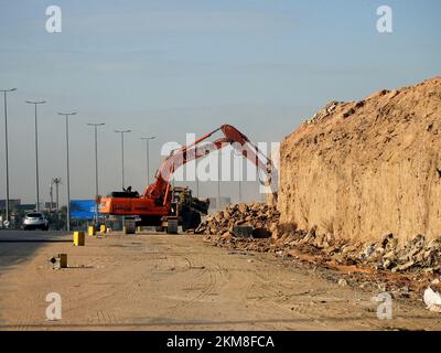 Kairo, Ägypten, November 26 2022: Abbruch-Hydraulikbagger für Raupenbagger Entfernen von prats von einem Hügel oder einem Berg am Straßenrand zur Entwicklung und Erweiterung Stockfoto