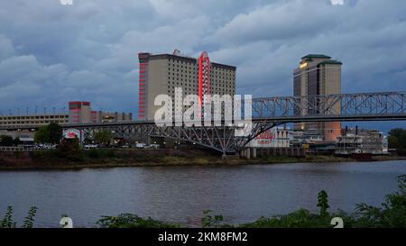 Die Casinos of Shreveport am Abend - SHREVEPORT, USA - 04. NOVEMBER 2022 Stockfoto