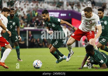 Katar. 26.. November 2022. DOHA - (LR) Saleh Al Shehri aus Saudi-Arabien, Krystian Bielik aus Polen, Salem Al-Dawsari aus Saudi-Arabien während des FIFA-Weltmeisterschaftsspiels Katar 2022 Gruppe C zwischen Polen und Saudi-Arabien im Education City Stadium am 26. November 2022 in Doha, Katar. AP | niederländische Höhe | MAURICE OF STONE Credit: ANP/Alamy Live News Stockfoto