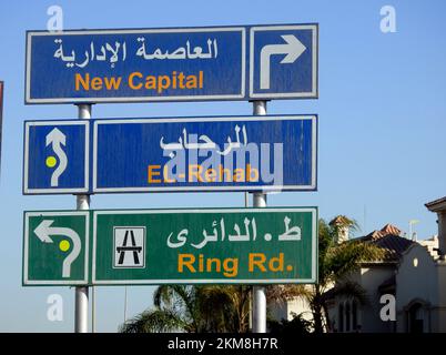 Kairo, Ägypten, November 26 2022: Ein seitliches Straßenschild in arabischer und englischer Sprache für die Richtung der neuen ägyptischen Verwaltungshauptstadt in Cairo Suez Stockfoto