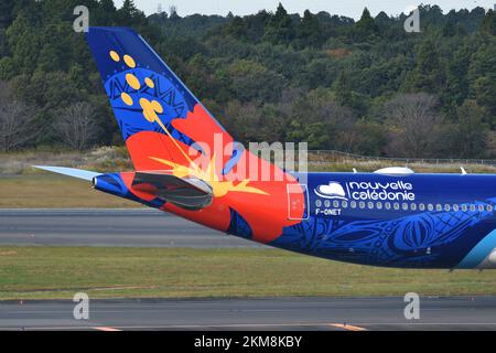 Präfektur Chiba, Japan - 29. Oktober 2021: Aircalin Airbus A330-900 (F-ONET) vertikale Lamelle. Stockfoto