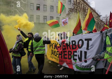 Berlin, Deutschland. 26.. November 2022. Am 26. November 2022 protestierten Tausende in Berlin gegen das PKK-Verbot. Nach einer Kundgebung am Hermannplatz in Neukoelln zog der Protest zum Oranienplatz in Kreuzberg. Kurdische Verbände werden landesweit regelmäßig von der deutschen Polizei überfallen, weil sie drohen, das Verbot der PKK zu untergraben; Flaggen, Spenden und sogar Bücher werden konfisziert. Darüber hinaus steht die PKK auf einer EU-Liste terroristischer Organisationen. (Foto: Michael Kuenne/PRESSCOV/Sipa USA) Guthaben: SIPA USA/Alamy Live News Stockfoto