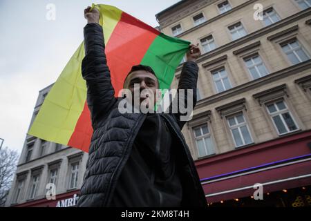 Berlin, Deutschland. 26.. November 2022. Am 26. November 2022 protestierten Tausende in Berlin gegen das PKK-Verbot. Nach einer Kundgebung am Hermannplatz in Neukoelln zog der Protest zum Oranienplatz in Kreuzberg. Kurdische Verbände werden landesweit regelmäßig von der deutschen Polizei überfallen, weil sie drohen, das Verbot der PKK zu untergraben; Flaggen, Spenden und sogar Bücher werden konfisziert. Darüber hinaus steht die PKK auf einer EU-Liste terroristischer Organisationen. (Foto: Michael Kuenne/PRESSCOV/Sipa USA) Guthaben: SIPA USA/Alamy Live News Stockfoto