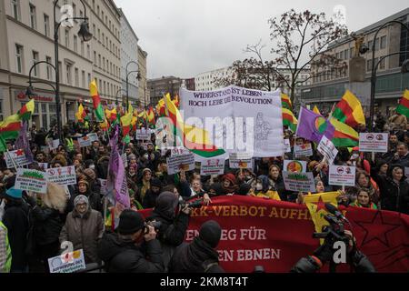 Berlin, Deutschland. 26.. November 2022. Am 26. November 2022 protestierten Tausende in Berlin gegen das PKK-Verbot. Nach einer Kundgebung am Hermannplatz in Neukoelln zog der Protest zum Oranienplatz in Kreuzberg. Kurdische Verbände werden landesweit regelmäßig von der deutschen Polizei überfallen, weil sie drohen, das Verbot der PKK zu untergraben; Flaggen, Spenden und sogar Bücher werden konfisziert. Darüber hinaus steht die PKK auf einer EU-Liste terroristischer Organisationen. (Foto: Michael Kuenne/PRESSCOV/Sipa USA) Guthaben: SIPA USA/Alamy Live News Stockfoto