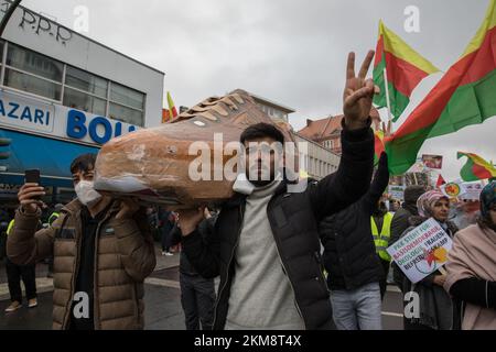 Berlin, Deutschland. 26.. November 2022. Am 26. November 2022 protestierten Tausende in Berlin gegen das PKK-Verbot. Nach einer Kundgebung am Hermannplatz in Neukoelln zog der Protest zum Oranienplatz in Kreuzberg. Kurdische Verbände werden landesweit regelmäßig von der deutschen Polizei überfallen, weil sie drohen, das Verbot der PKK zu untergraben; Flaggen, Spenden und sogar Bücher werden konfisziert. Darüber hinaus steht die PKK auf einer EU-Liste terroristischer Organisationen. (Foto: Michael Kuenne/PRESSCOV/Sipa USA) Guthaben: SIPA USA/Alamy Live News Stockfoto