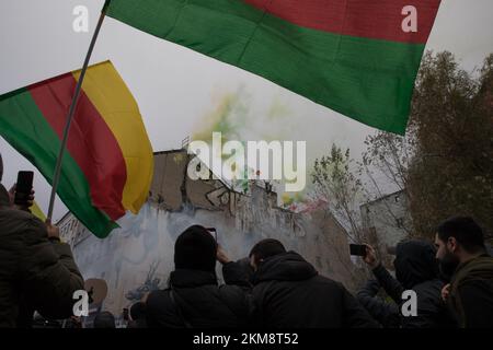 Berlin, Deutschland. 26.. November 2022. Am 26. November 2022 protestierten Tausende in Berlin gegen das PKK-Verbot. Nach einer Kundgebung am Hermannplatz in Neukoelln zog der Protest zum Oranienplatz in Kreuzberg. Kurdische Verbände werden landesweit regelmäßig von der deutschen Polizei überfallen, weil sie drohen, das Verbot der PKK zu untergraben; Flaggen, Spenden und sogar Bücher werden konfisziert. Darüber hinaus steht die PKK auf einer EU-Liste terroristischer Organisationen. (Foto: Michael Kuenne/PRESSCOV/Sipa USA) Guthaben: SIPA USA/Alamy Live News Stockfoto