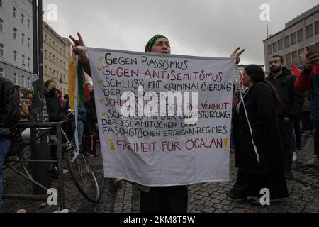 Berlin, Deutschland. 26.. November 2022. Am 26. November 2022 protestierten Tausende in Berlin gegen das PKK-Verbot. Nach einer Kundgebung am Hermannplatz in Neukoelln zog der Protest zum Oranienplatz in Kreuzberg. Kurdische Verbände werden landesweit regelmäßig von der deutschen Polizei überfallen, weil sie drohen, das Verbot der PKK zu untergraben; Flaggen, Spenden und sogar Bücher werden konfisziert. Darüber hinaus steht die PKK auf einer EU-Liste terroristischer Organisationen. (Foto: Michael Kuenne/PRESSCOV/Sipa USA) Guthaben: SIPA USA/Alamy Live News Stockfoto