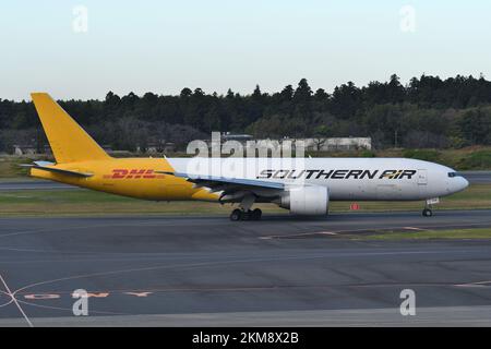 Präfektur Chiba, Japan – 29. Oktober 2021: DHL Boeing B777F (N774SA) Frachter. Stockfoto