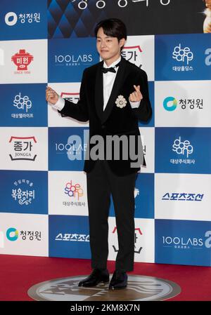 Seoul, Südkorea. 25.. November 2022. Südkoreanischer Kim Dong-hwi, Ankunft auf rotem Teppich für die „43. Blue Dragon Film Awards“ in der KBS Hall in Seoul, Südkorea am 25. November 2022. (Foto: Lee Young-ho/Sipa USA) Guthaben: SIPA USA/Alamy Live News Stockfoto